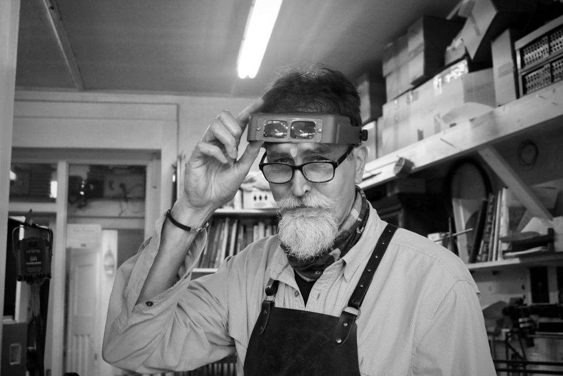 Artisan au travail dans un atelier