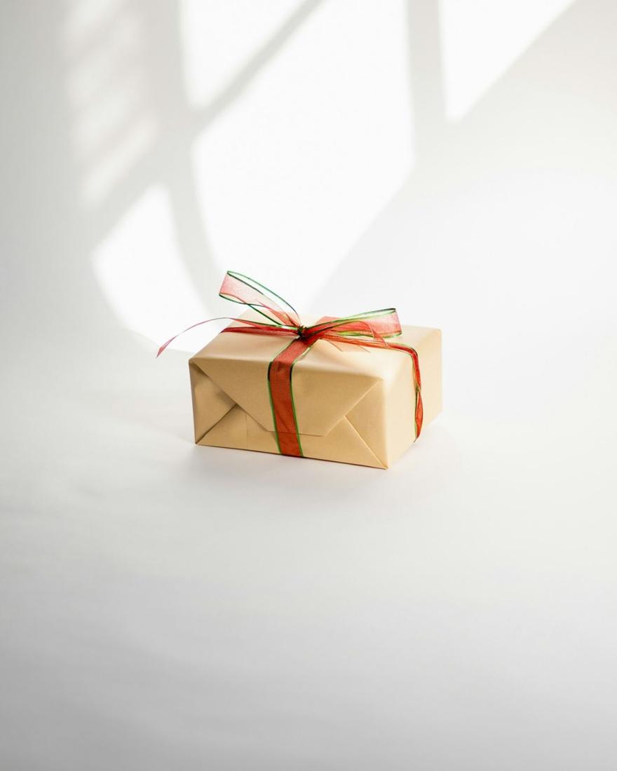 Coffret cadeau fermé d'un ruban
