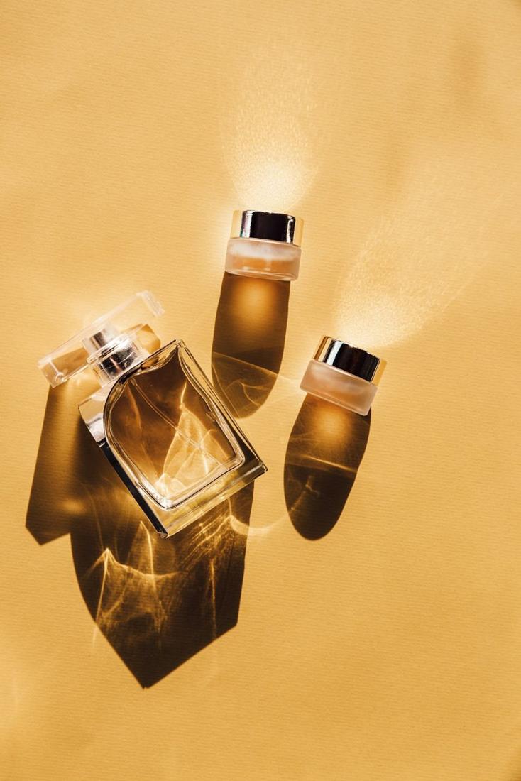 Flacons de parfum dorés dans la lumière