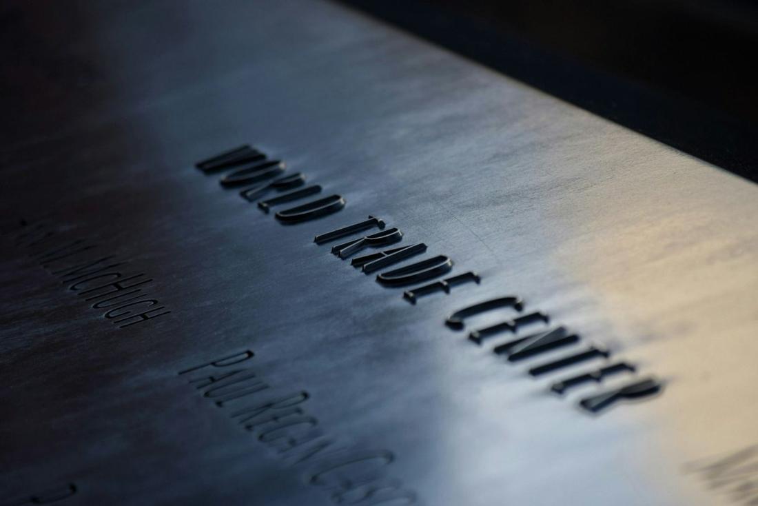 Plaques adhésives en inox pour le packaging de luxe